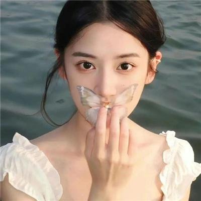 腰间持枪